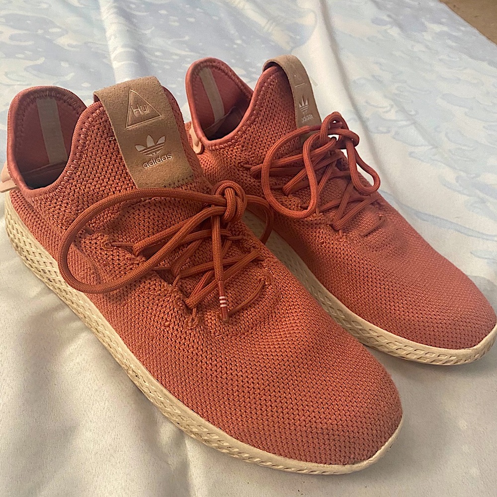 Size 8 AdidasxPharrell Williams Rose Tennis shoe